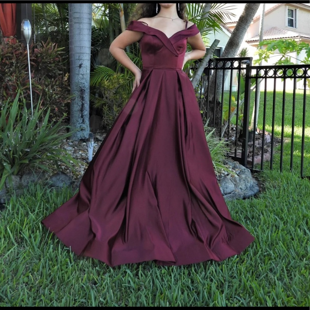 Glow by Colors Ball Gown Off the Shoulders Size 4 Burgundy